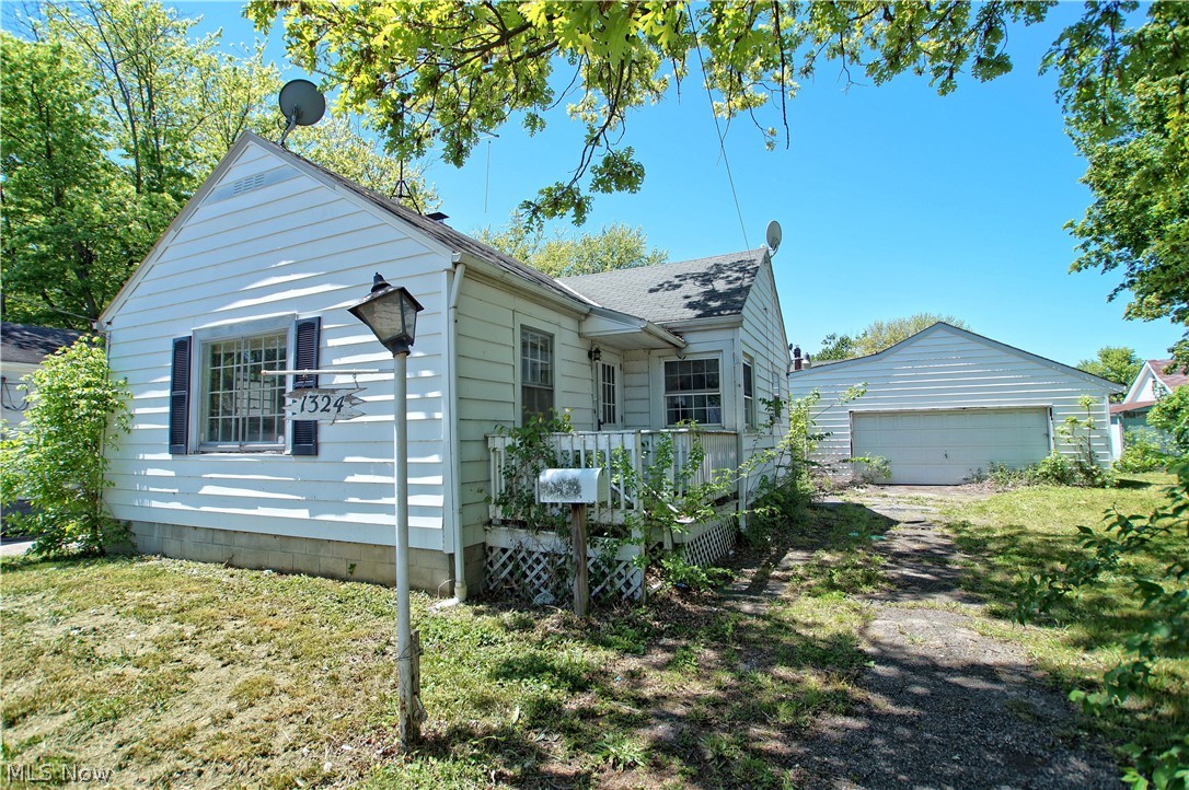 Calling all investors! Bring your ideas and creativity to this 2 bedroom 1 bathroom Ranch. Good bones and lots of potential. Great location and close proximity to the lake. Don't miss out, schedule your showing today!