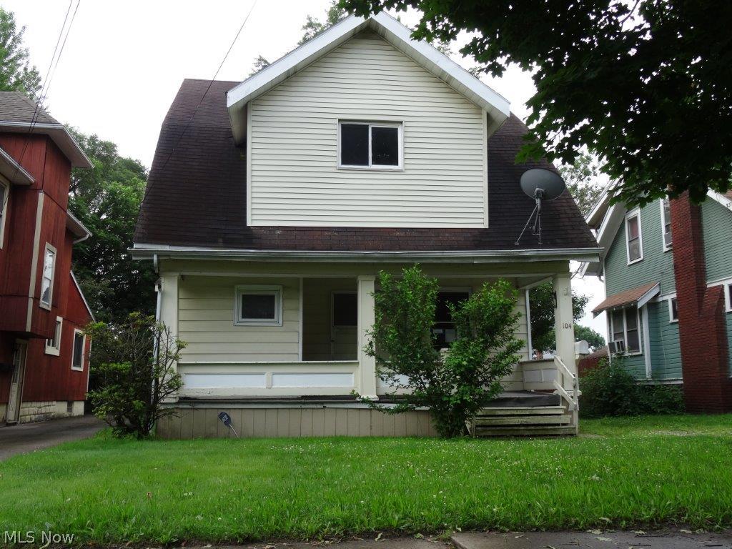 Investment potential! Spacious 3BR 2 bath colonial in FS park.