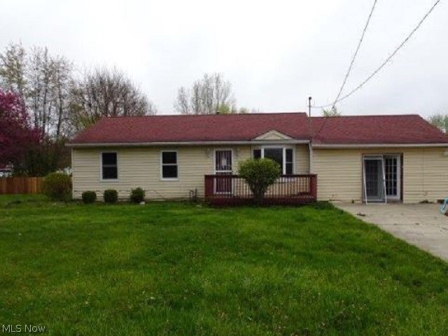 Great opportunity to buy this ranch style home built in 1992, located in Barberton, OH and sitting on a .274 acre lot (94x127). The all one floor interior has 1509 sq. ft. with 2 bedrooms and 1 bathroom, eat-in kitchen, living room, family room and laundry.
