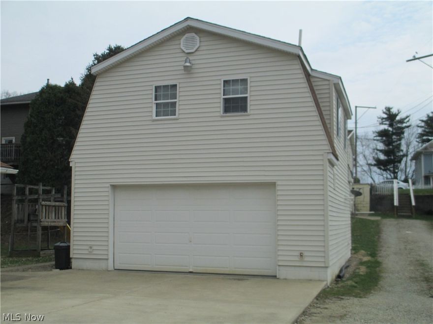 Nice studio 1 bedroom, 1 bath apartment over a 2 car garage.  Small deck to relax on a 2 car garage to keep toys in.