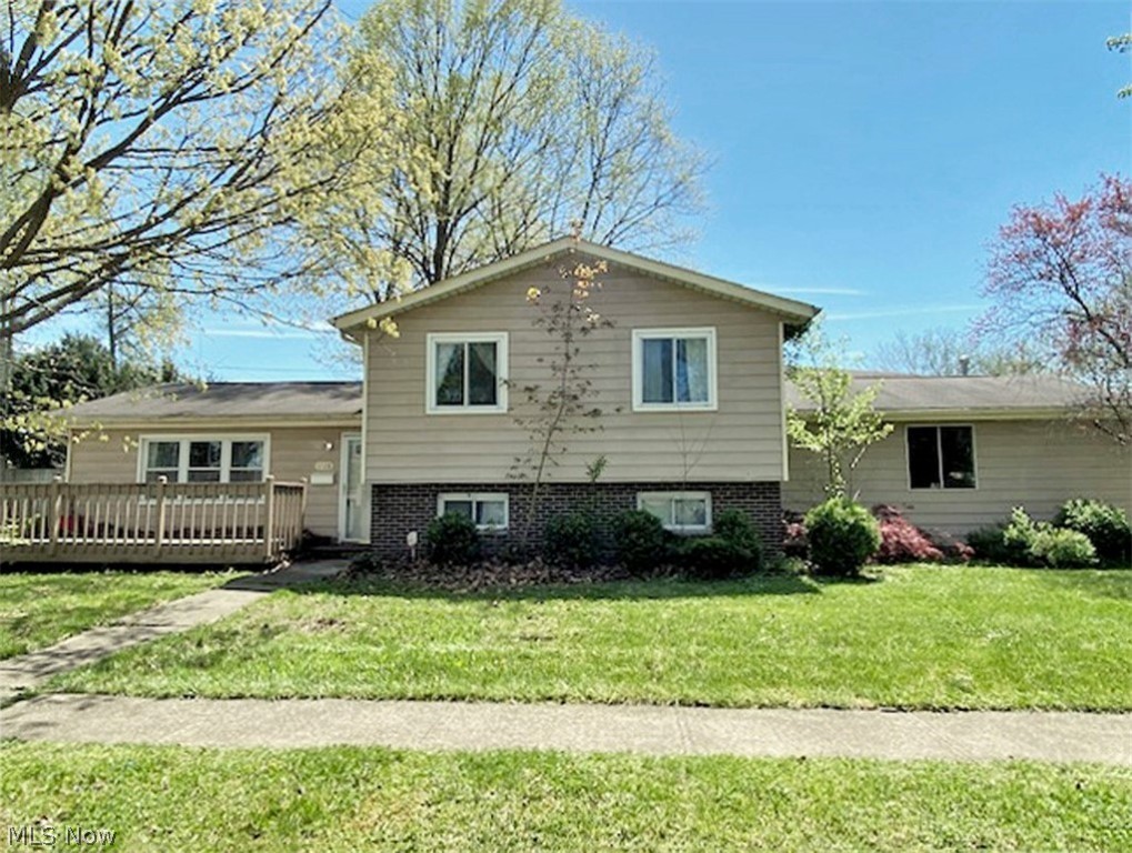 Spacious split level near public transportation for wanting easy commuting to Kent. Close to Al Lease Park which offers soccer fields, pavilion and a gorgeous pond. Over 1,600 square feet with updated kitchen that offers all kitchen appliances, maple cabinets, updated countertops, laminate flooring and a newer patio door that leads to a rear patio. 2 1/2 baths. Vaulted ceiling in the living room. 3 bedrooms and a full bath on the upper level. The lower level has a full bath and a half bath and also includes a large family room that is currently being used as a bedroom. Updated windows. 2 car garage.