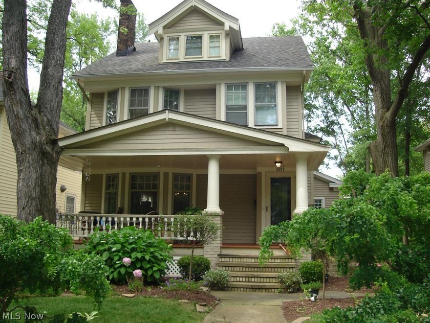 Updated 5 BR, 2.5 BA Front Porch Colonial boasts an open floor plan, an amazing 1st Floor Master / Family Room addition. The updated Kitchen opens to a
fabulous Family Room w/cathedral ceiling & fireplace. The private 1st flr Master Bedroom has cathedral ceiling, a full bath and walk-in closet. The 3rd
floor Media Room provides lots of options. 1st floor laundry room!, central air conditioning!, newer hardwood floors throughout
the first floor, neutral décor, all bedrooms have ceiling fans, and all updated mechanicals. Outside offers a patio w/ fenced yard,
professional landscaping and oversized 2.5 car garage.Move right in!