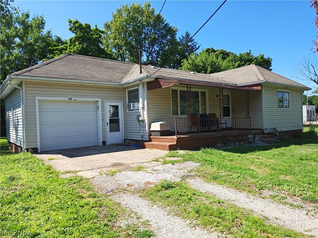 Photo of 5611 Poplar Avenue, Ashtabula, OH 44004 (MLS # 5192845)