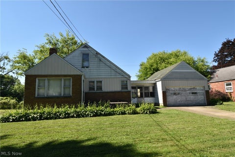 Photo of 923 E Philadelphia Avenue, Youngstown, OH 44502 (MLS # 5221855)