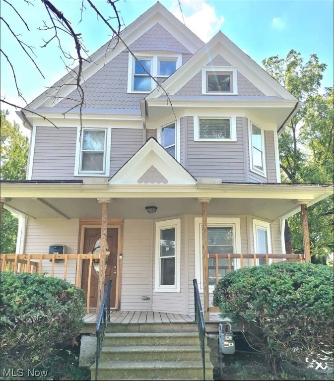 PRICE IMPROVEMENT!!! Don't miss out on this adorable home!
Charming and fully renovated Colonial home. 3 bedroom, 1 1/2 bath
MUST SEE to appreciate! Graciously sized open living room, dining room, kitchen areas with Island and seating.
New Flooring thru out. Ready for move in!
Fenced in private backyard oasis with fire pit and great entertaining area. 1 car detached garage and partial unfinished basement.
This home is used as an ARBNB. Financial info available.