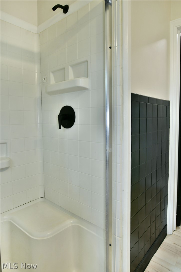 Glenn Hoods 01 - Residential