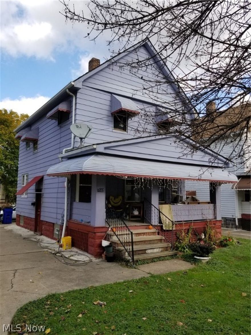 3 bedroom 1 bathroom single family colonial on a quiet street. Great investment property with tenant currently in place! $800 monthly rent.

Long term tenants. Currently month to month. Willing to sign one year lease.

Motivated seller, bring all reasonable offers!