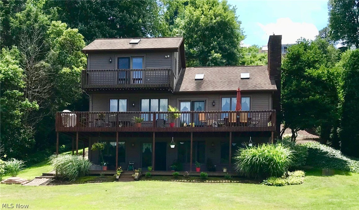 Beautiful lake front home with dock. 3 bedrooms, 3 full baths and an open concept living area with large decks and lots of windows with gorgeous lake views.
Bring your best offer. Motivated seller.