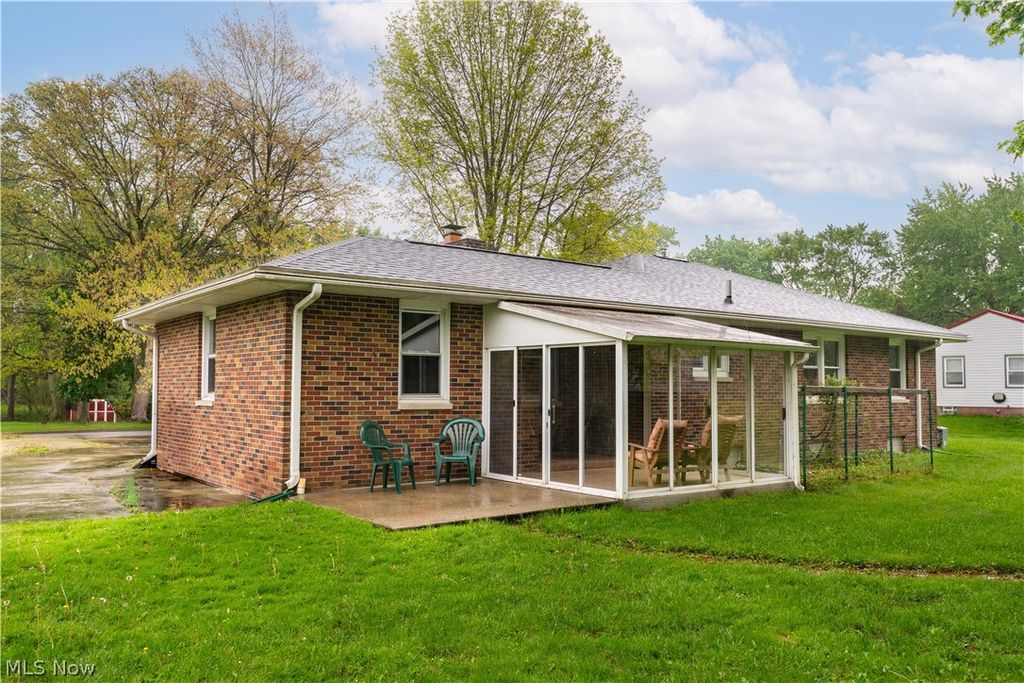Photo of 1213 Pleasantview Avenue SE, North Canton, OH 44720 (MLS # 5204520)