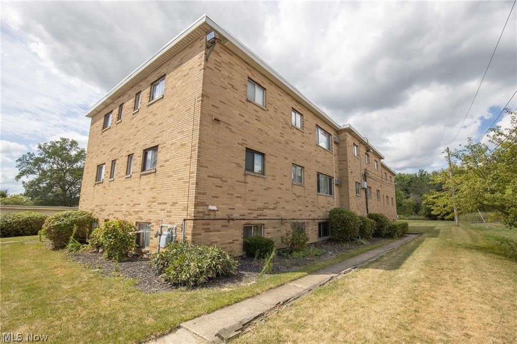 Photo of 5200 Royalton Road #C4, North Royalton, OH 44133 (MLS # 5199353)