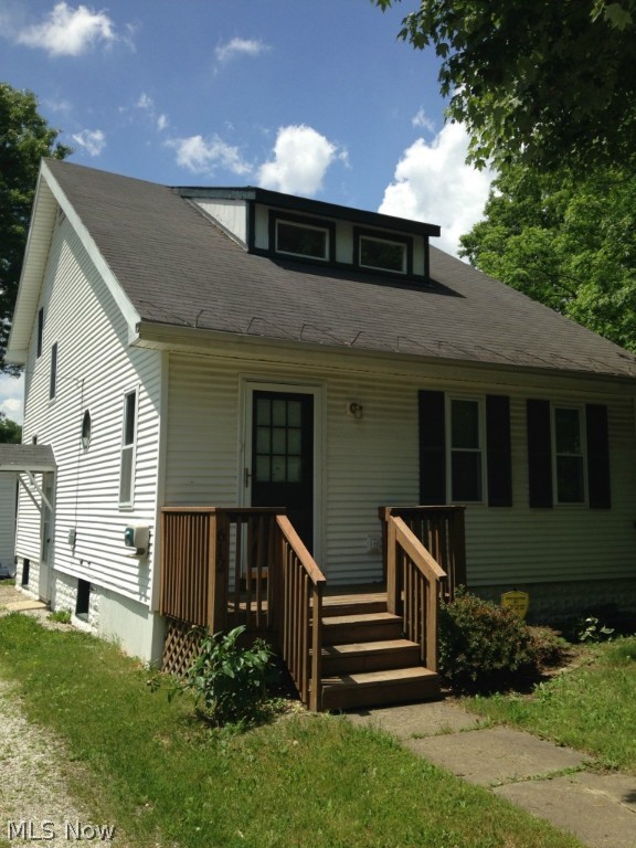 Charming 3 bedroom cape in Ravenna. Awesome open floor plan on the first floor with a great kitchen!! One bed room or office on the first floor and two generously sized bedrooms on the second floor. The bathroom has both a stand up shower and bath tub. Double closets in the master and cedar closet in bedroom 3. Fully fenced back yard! Dont miss it!