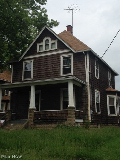 Spacious family home with tons of character and natural woodwork throughout. Newer roof, approx 5 years. Perfect investment potential or first time home. NOT a short sale OR FC, all offers will be responded to quickly and closing will be fast! Immediate possession!