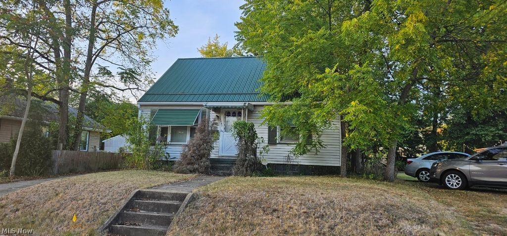 Photo of 1049 Mckinley Street NE, Warren, OH 44483 (MLS # 5186633)