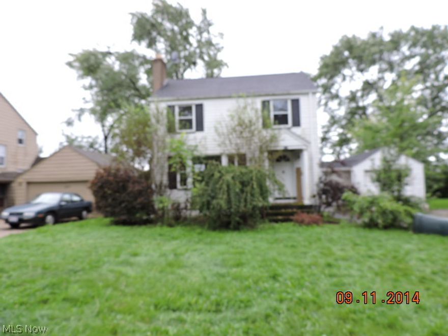 This is a Fannie Mae Home. Vinyl sided 2 Story with open breezeway and a 1 car attached garage. Fenced in rear yard and located in close proximity to golf course.   Full unfinished  basement. • "The seller has directed that all offers on this listing be made using the Home Path Online Offer system at the Home Path website.