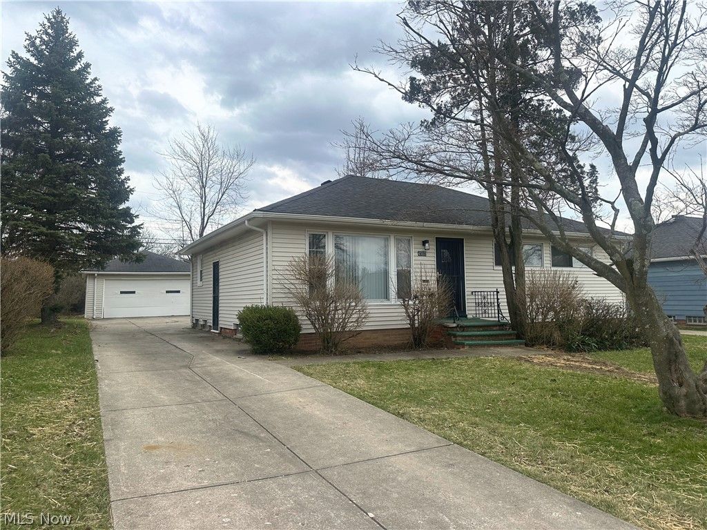 Photo of 4507 E Frontenac Drive, Warrensville Heights, OH 44128 (MLS # 5196779)