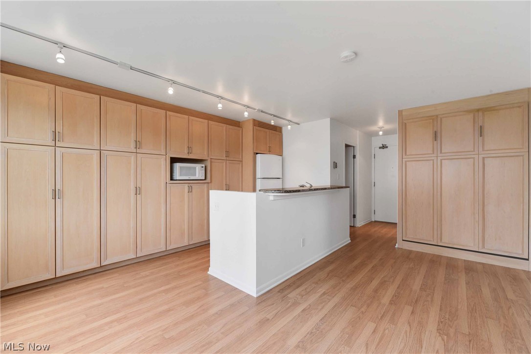 Marine Towers East Condo - Residential