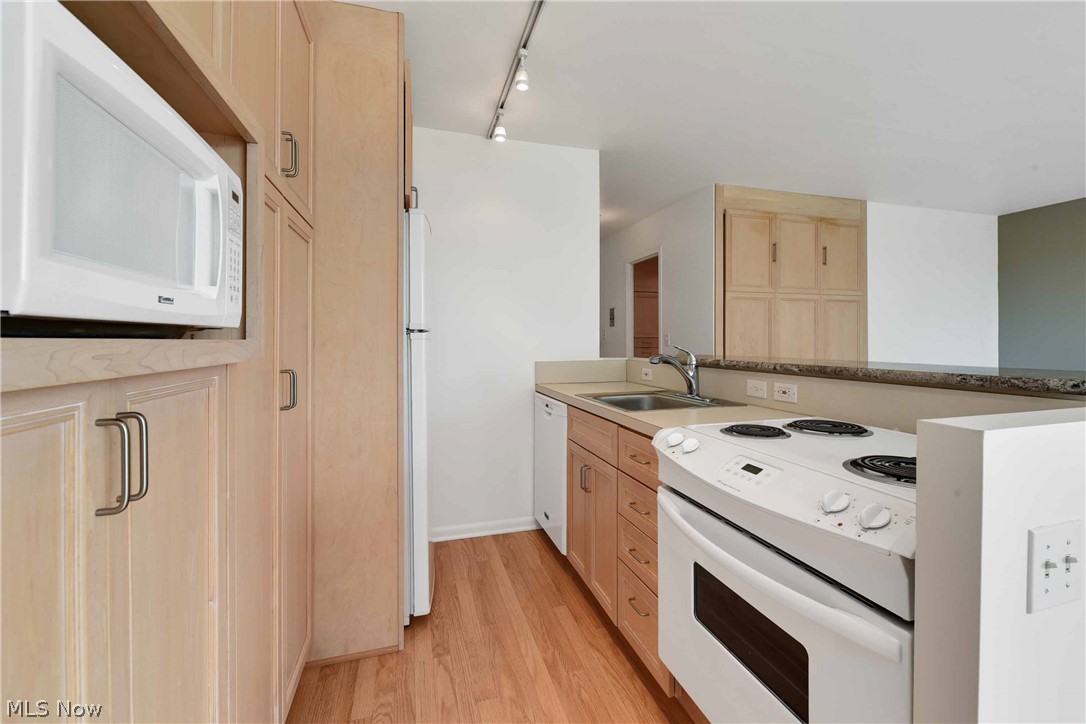 Marine Towers East Condo - Residential