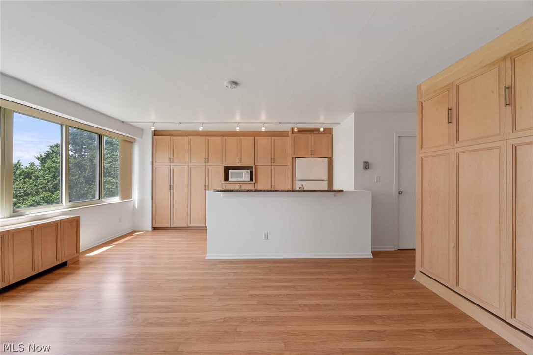 Marine Towers East Condo - Residential