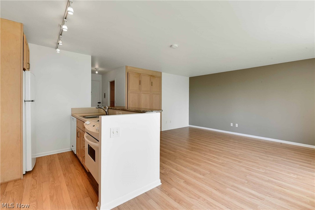 Marine Towers East Condo - Residential