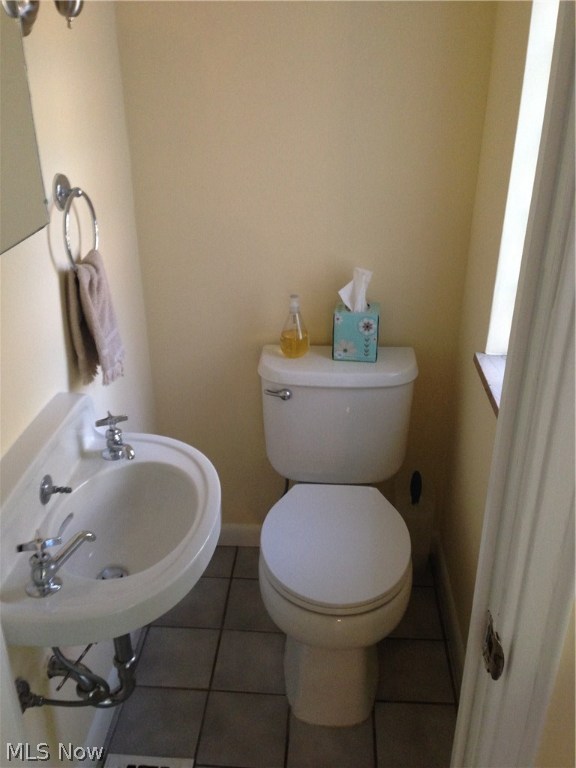 Main image without alt text