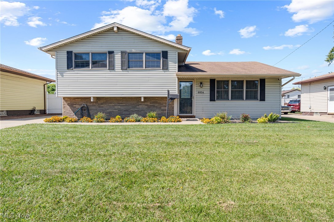 * OPEN HOUSE SUNDAY 9/14/2025 2-4 P.M. *
Welcome to this well-kept split-level home in Brook Park! Situated just 3/4 mile from the proposed new Browns stadium site, this home offers an exciting blend of suburban living and future value! Step outside to enjoy a beautiful yard, a spacious back deck, an inviting above-ground pool, and even a greenhouse—perfect for gardening enthusiasts. Inside, you'll find three levels of functional living space with a comfortable layout throughout. Conveniently located near parks, schools, and highways, this property is move-in ready and full of potential!