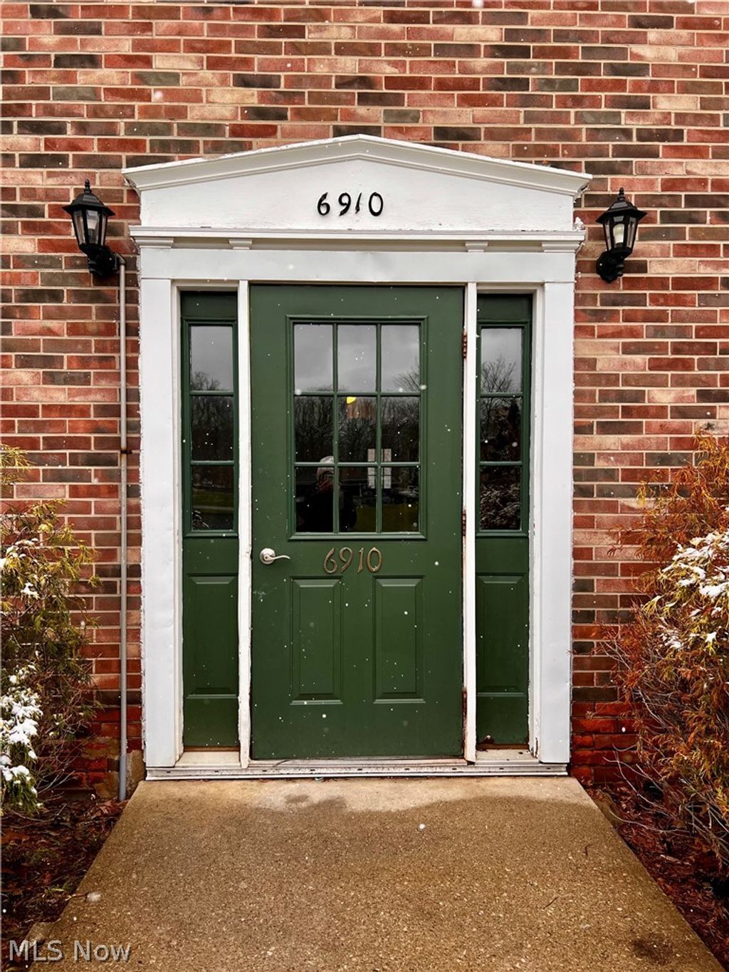 Photo of 6910 Carriage Hill Drive #101, Brecksville, OH 44141 (MLS # 5196338)