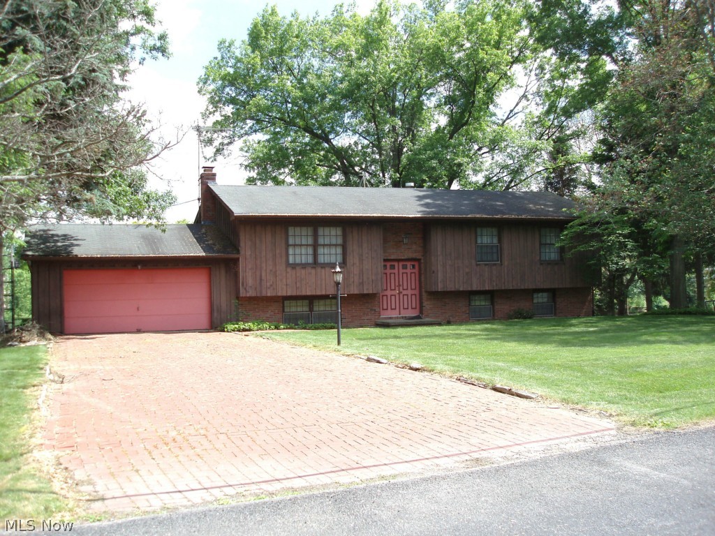 Bi-Level 3 Bedrooms, 2.5 Baths, 2 Car Attached garage. Pine Lake in backyard. Home needs updating. Great location...
AS-IS