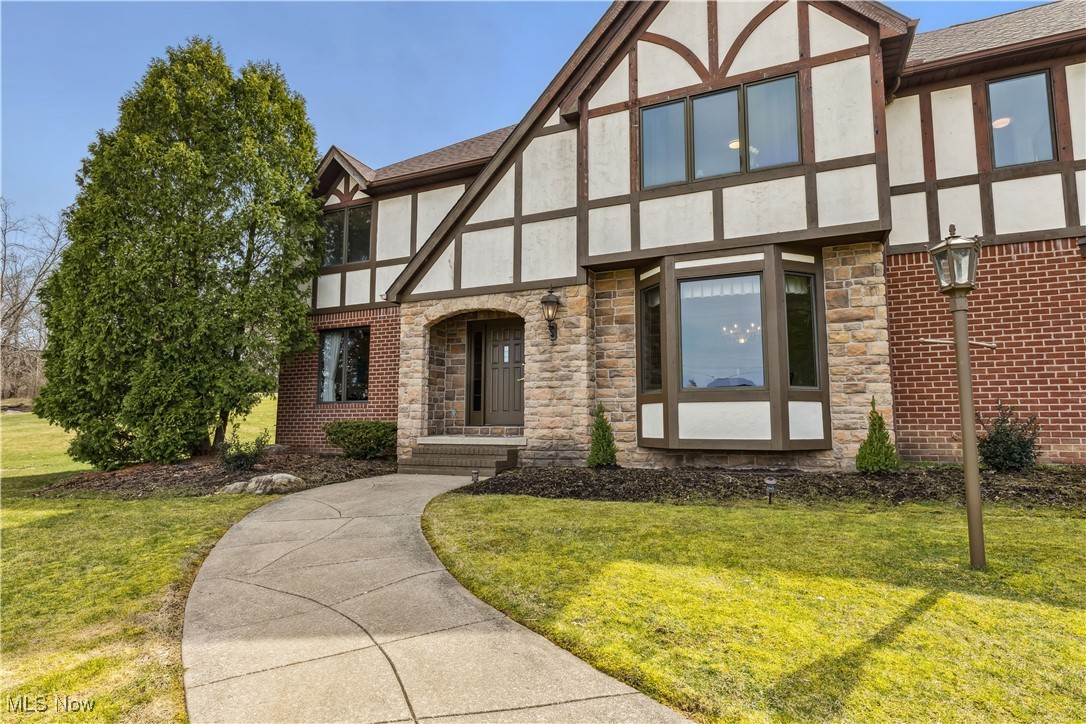 4700 Barnsleigh Drive, Bath, Ohio image 3