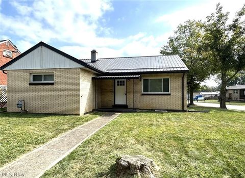 Photo of 424 Lee Road, Follansbee, WV 26037 (MLS # 5190221)