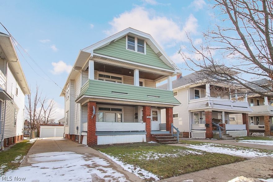 4421 W 49th St Dn, Cleveland - Spacious 1 bed 1 bath unit in 2-family home! //

$774 rent / $774 deposit //
$40 application fee per adult //
NO SMOKING //
1 time $79 non-refundable set up fee paid at lease signing //

$30/month required resident benefit package; can include personal property/liability insurance for an additional $5/month for $35/month total //

All applicants are required to fill out a PetScreening application, found on our website/app before being processed. Even if you have NO pets - this app must be filled out. 1-2 pets OK w/ approved PetScreening & PetFee (Some breed restrictions apply). 1 time, non-refundable pet fee of $200-300 per animal applies to all pets & must be paid prior to or when you pay your 1st month rent. (No fee for qualified assistance animals) //

Our application is processed through secure site: Findigs. They require ID & income verification. Without this, your app will not be processed. They offer 24/7 chat support on their app direct