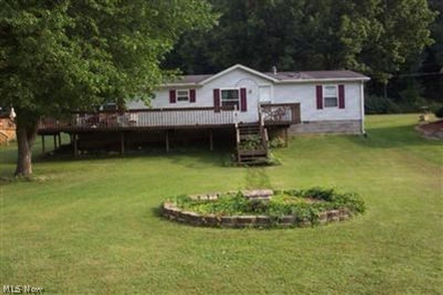 Very nice double wide in the Franklin Local School District.  No Pets, None smoking unit, one car garage, 3 bdrms., 2 baths, metered propane heat, central air,
tenant pays utilities, well and septic, water softener (owner pays for salt), washer and dryer hook ups, tenant responsible for yard upkeep.  Rare find.