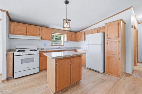 Tiny photo for 477 Erie Street, Hubbard, OH 44425 (MLS # 5236978)