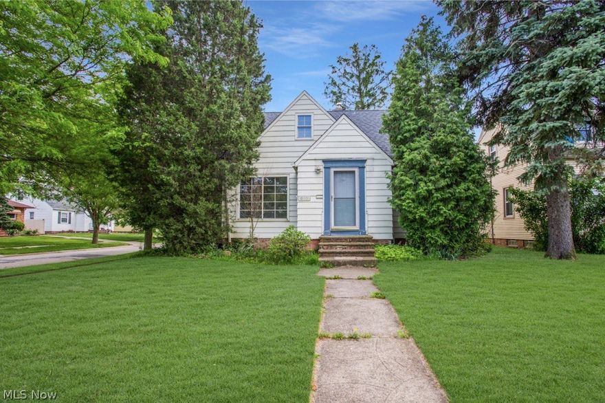 Here's your chance to own a home in an excellent neighborhood of Parma Heights, just bring your imagination! This 3 bedroom, 1 bath
cape cod is nestled on a lovely corner lot with a nice sized backyard that's fenced in. The roof is about 3 years old. The home also has
wood floors throughout the entire home. The basement is also partially finished for additional living space. This home needs some TLC
but will it make a buyer very happy with some sweat equity! Don't miss out on your chance for this amazing neighborhood!