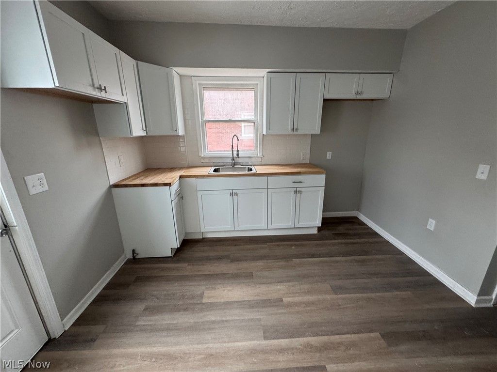 Photo of 1046 W 21st Street, Lorain, OH 44052 (MLS # 5199200)