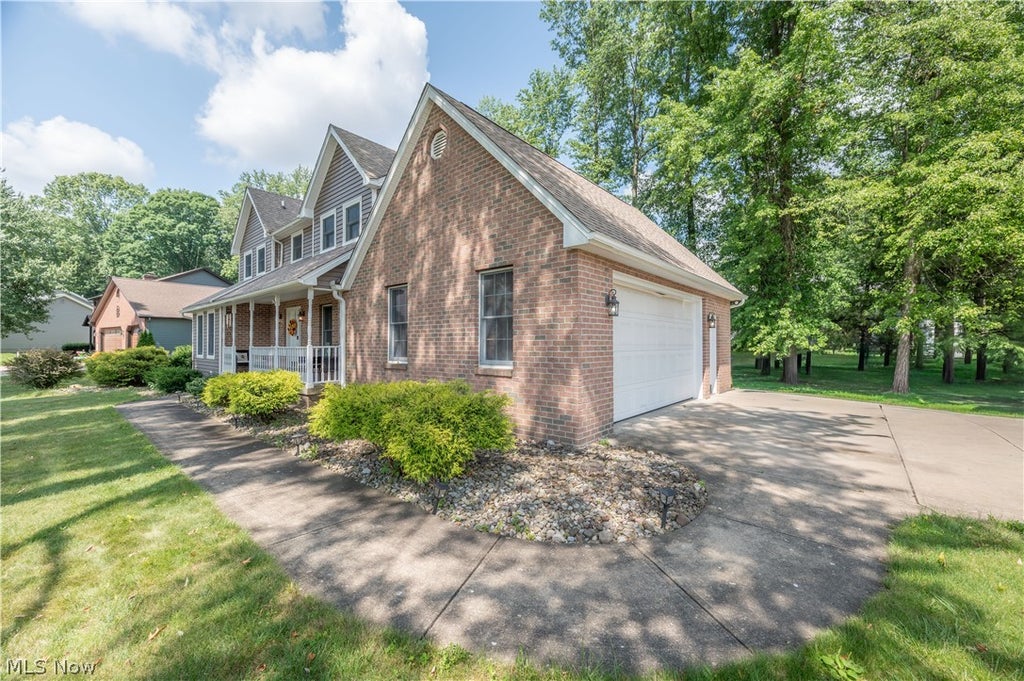 Photo of 2218 Crestmont Drive, Girard, OH 44420 (MLS # 5224794)