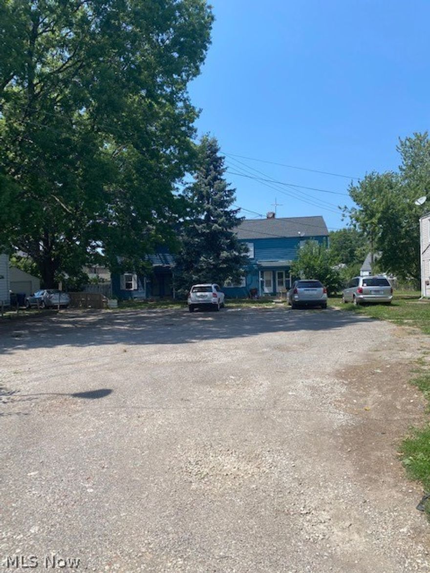 Great 4 unit investment property, tenants pay own gas and electric