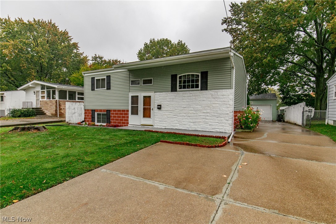 Great Location in close to shopping and highway. Brand New Roof and Vinyl Siding 2020,New Windows 2018,New water line from the city 2016,Freshly painted and is ready to move in.You dont want to get this house slip away.