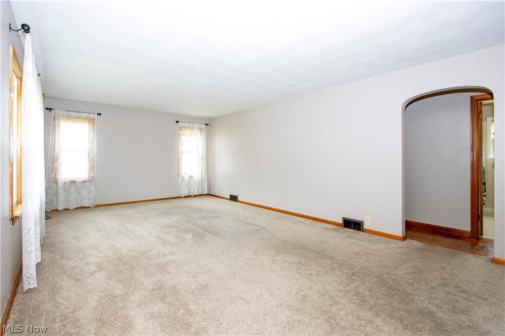 Photo of 927 S Heltman Avenue, Ashland, OH 44805 (MLS # 5215414)