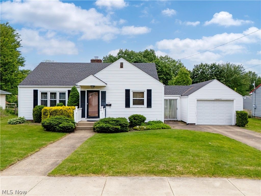Photo of 927 S Heltman Avenue, Ashland, OH 44805 (MLS # 5215414)