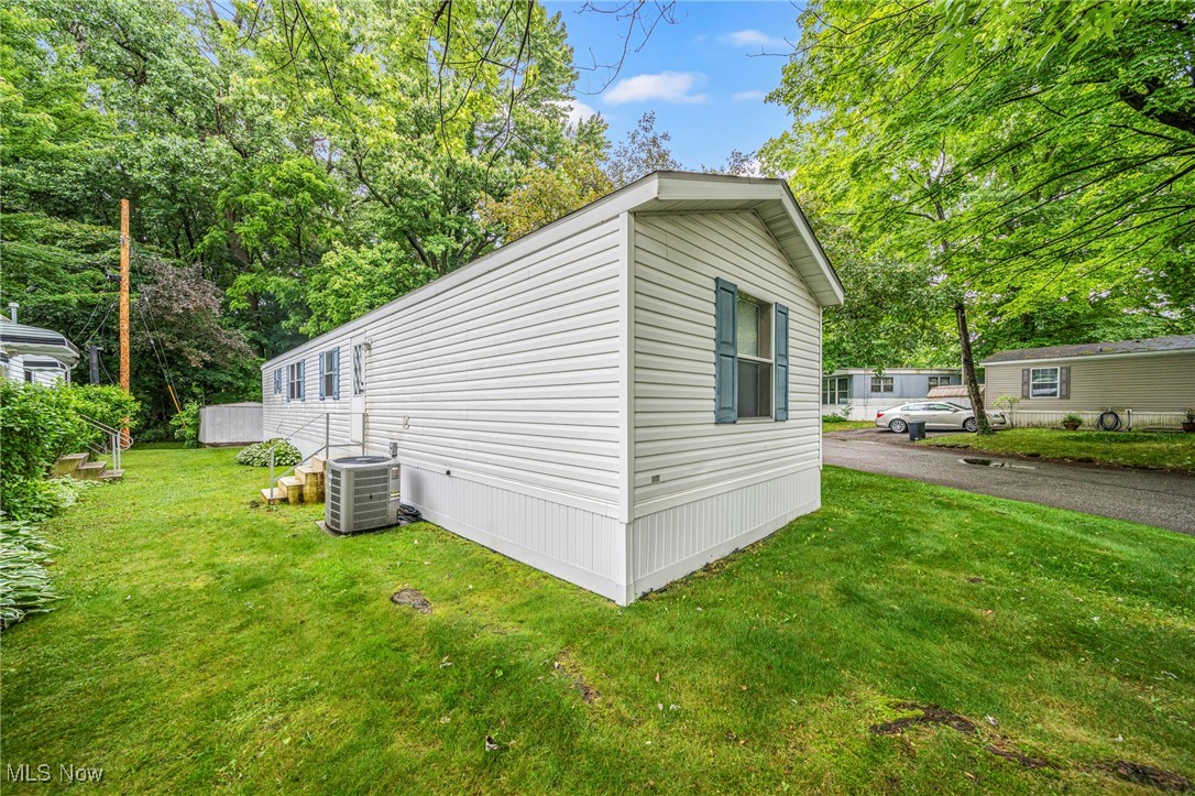 100 Maplegrove Lane, Mentor, Ohio image 6