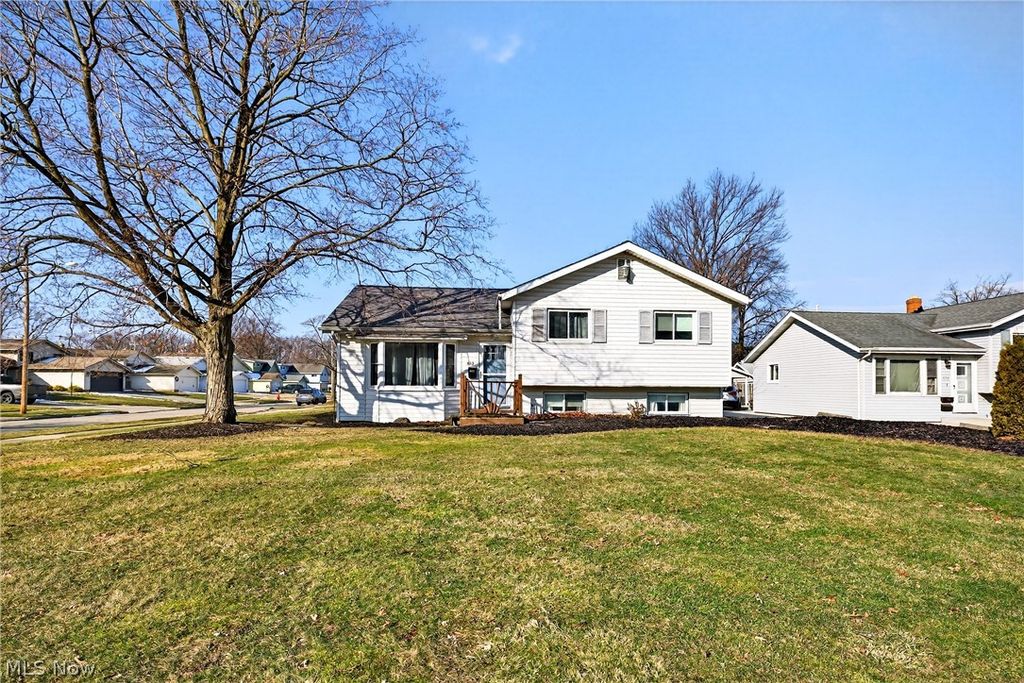Photo of 882 Bayridge Boulevard, Willowick, OH 44095 (MLS # 5189033)
