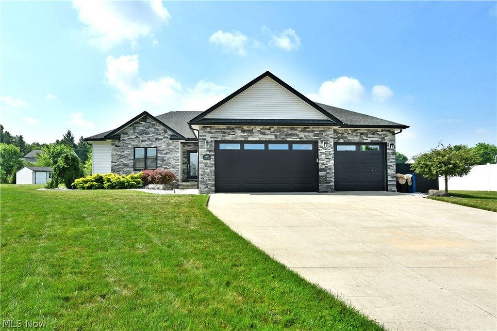 Photo of 4885 Treeline Trail, New Middletown, OH 44442 (MLS # 5223859)