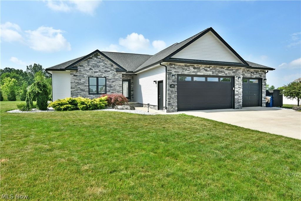 Photo of 4885 Treeline Trail, New Middletown, OH 44442 (MLS # 5223859)