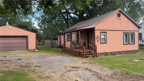 Photo of 480 N Leavitt Road, Leavittsburg, OH 44430 (MLS # 5240841)