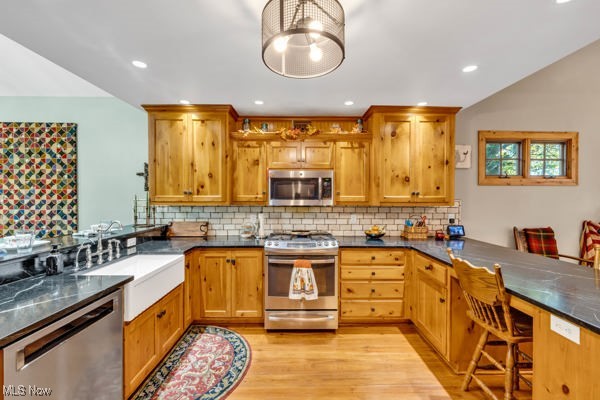 Main image without alt text