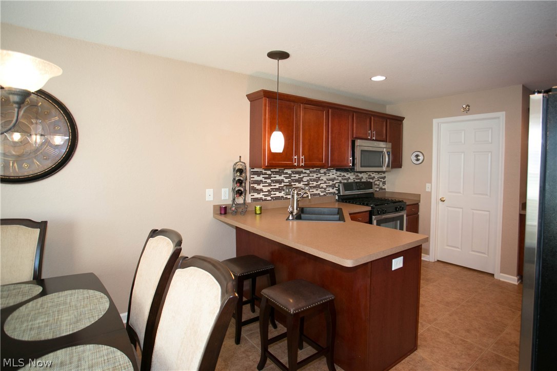 Olde Stone Xing Condo - Residential