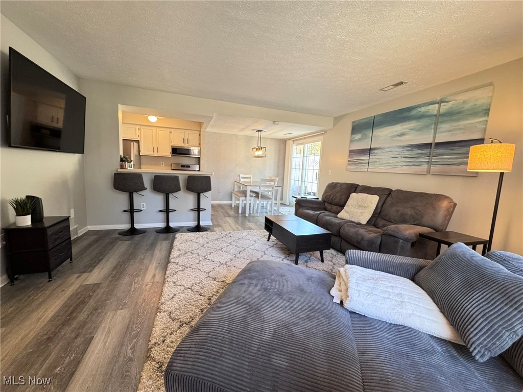 Courtyards Woodbury Condo - Residential