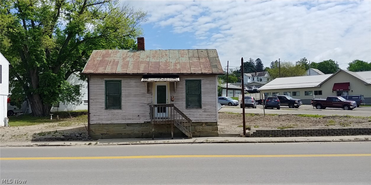 700+/- SQ. FT. OFFICE BUILDING – HIGH TRAFFIC LOCATION ON ST. RT. 60 – RIVER VIEW – PUBLIC UTILITIES – EXCELLENT POTENTIAL – LOCATED IN MCCONNELSVILLE – OPPORTUNITY KNOCKS!!! DIRECTIONS TO AUCTION #3: NORTH SR 60 FROM MARIETTA OR SOUTH SR 60 FROM ZANESVILLE. OPPORTUNITY KNOCKS w/ this conveniently located Main Street (State Route 60) in McConnelsville. Consisting of 696 Sq. Ft. Single Story House converted to an office building of Retiring Real Estate Agent Todd Sidwell. Sits on 0.1033 acres +/-; Street & side lot parking, 2 front offices, restroom, Kitchen area, Attached rear porch. Forced air gas furnace, public water & sewer. Office could use some TLC. Do Not overlook this Opportunity, the Potentials are endless in this high traffic area with a wonderful view of the Muskingum River. ALL TO BE SOLD FROM THE REICKER BUILDING COMMUNITY ROOM-155 EAST MAIN ST. – MCCONNELSVILLE, OHIO. There will be auction representatives on site at Auction #3 on Thursday, August 5th from 3:00 till 6:00 p