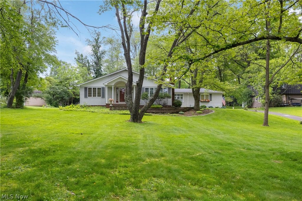 Photo of 939 Genoa Avenue NW, Massillon, OH 44646 (MLS # 5214150)