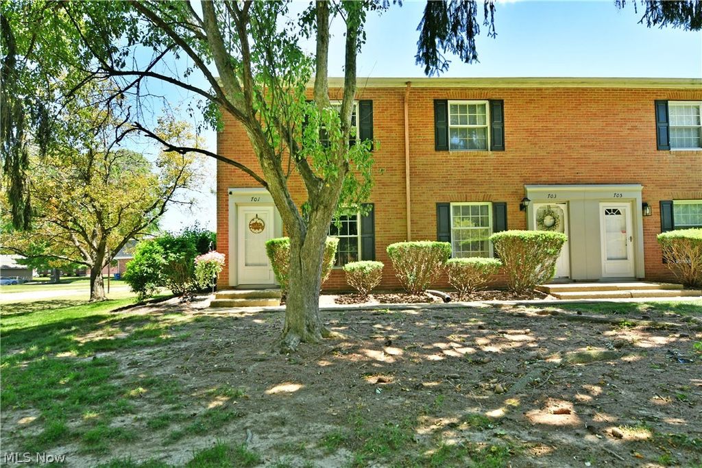 Photo of 701 Lakeview Drive, Cortland, OH 44410 (MLS # 5215045)